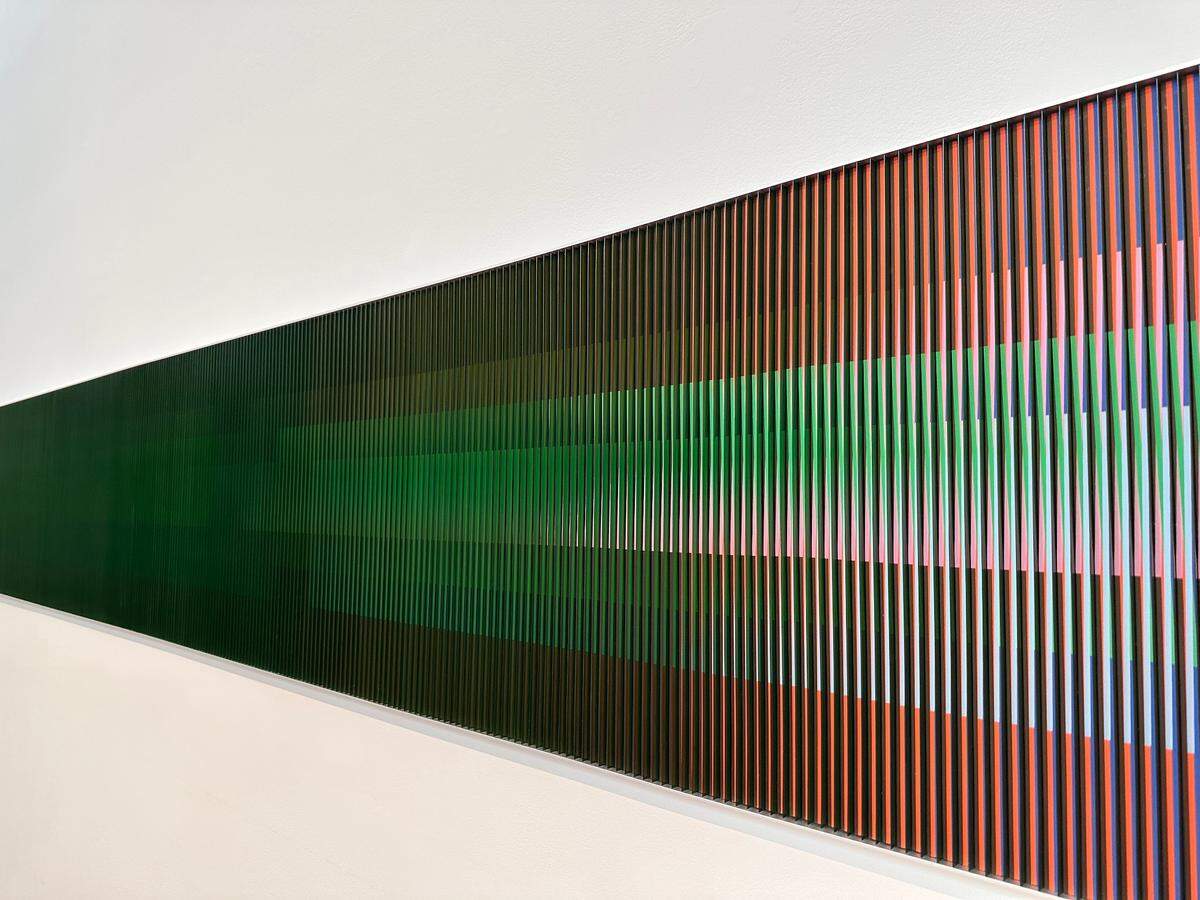 En las fisicromías de Carlos Cruz-Diez, los colores de las franjas se perciben diferentes de acuerdo al ángulo en el que se les observa. “Physicromie 2203”, 1987. Técnica mixta. 