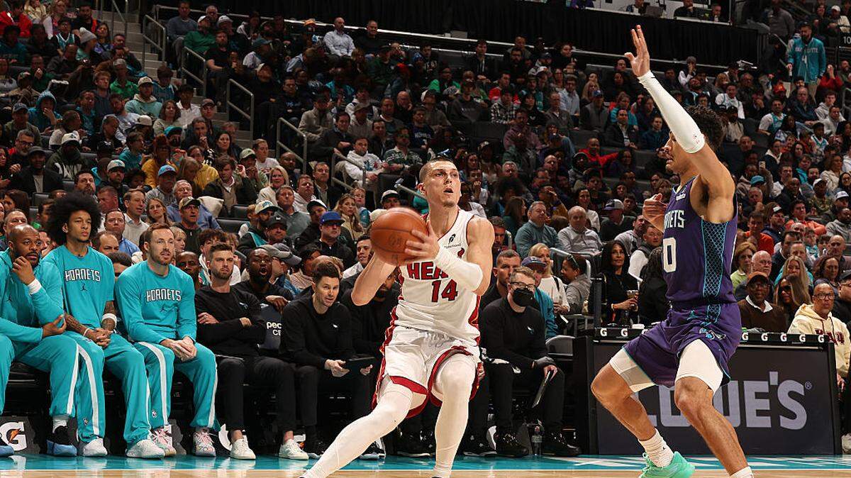 El escolta del Heat Tyler Herro trata de tirar al aro en el partido ante los Hornets, celebrado el 17 de marzo de 2026 en el Spectrum Center en Charlotte, Carolina del Norte. 