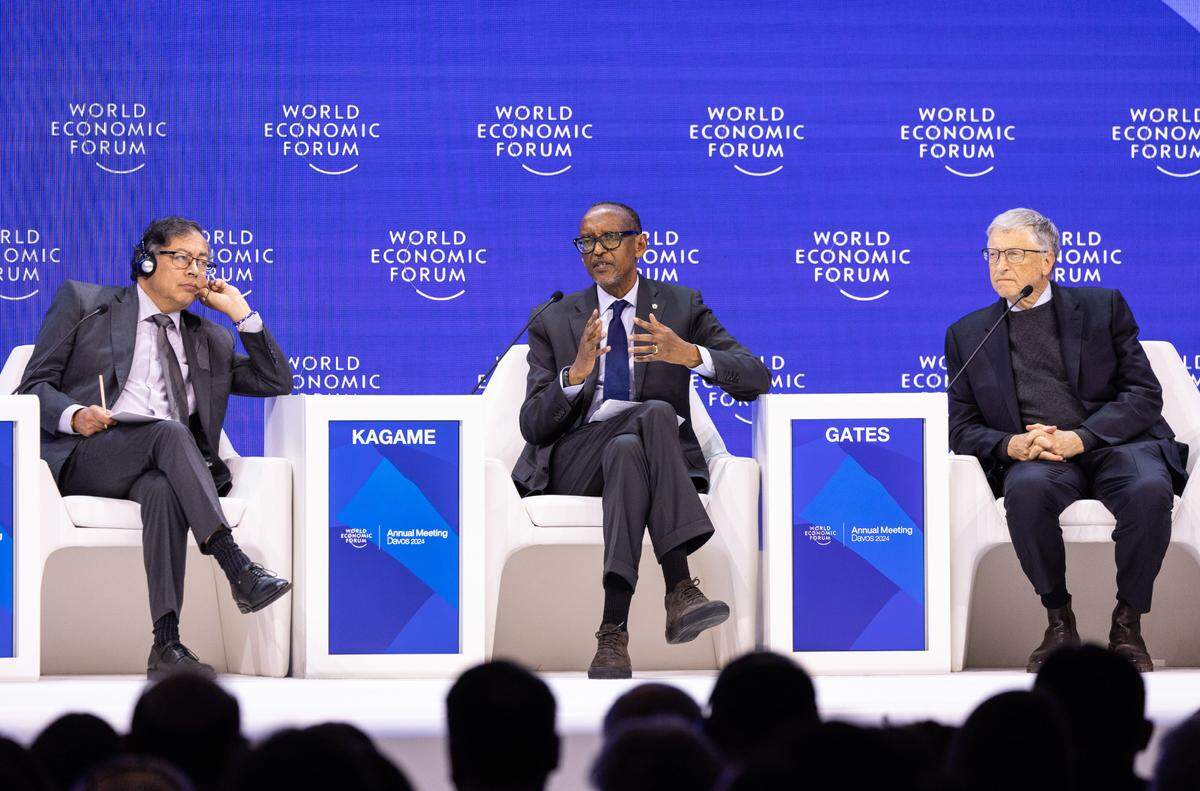 El presidente de Colombia, Gustavo Petro (izq.), participa en un panel de la cumbre del Foro Económico Mundial, en Davos, Suiza, el 17 de enero de 2024. Lo acompañan el presidente de Ruanda, Paul Kagame (cetro) y el filántropo y empresario Bill Gates.