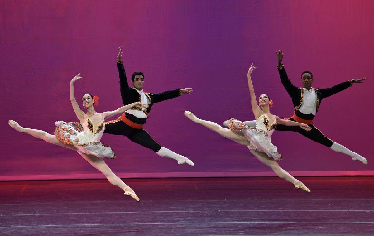 De izquierda a derecha: Natalie Álvarez, Kelvin Rabines, Eleni Gialas y Ihosvany Rodríguez en “Mikus Divertissement”, con coreografía de Eriberto Jiménez. 