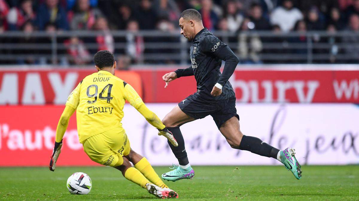 Kylian Mbappé trata de pasar al portero del Reims Yehvann Diouf, en el partido de la liga francesa celebrado el 11 de noviembre de 2023 en Reims.
