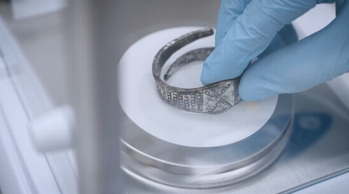 Encuentran seis pulseras y un anillo en forma de espiral, en una antigua comunidad vikinga.