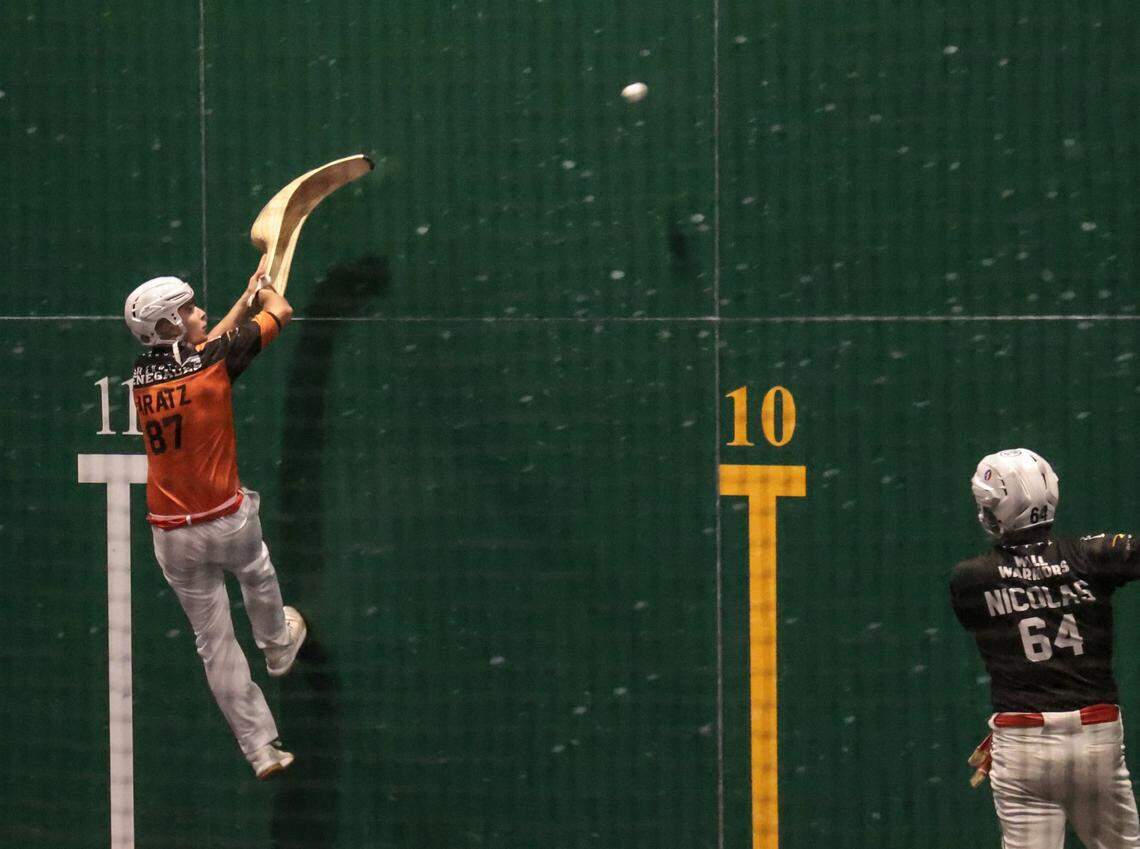 Aratz Mendizabal (izq.) busca la pelota en su partido de cesta punta contra Nicolás Eyheragaray, celebrado el 6 de marzo de 2022 en el Magic City Casino en Miami, Florida.