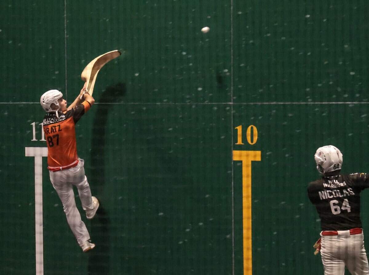 Aratz Mendizabal (izq.) busca la pelota en su partido de cesta punta contra Nicolás Eyheragaray, celebrado el 6 de marzo de 2022 en el Magic City Casino en Miami, Florida.