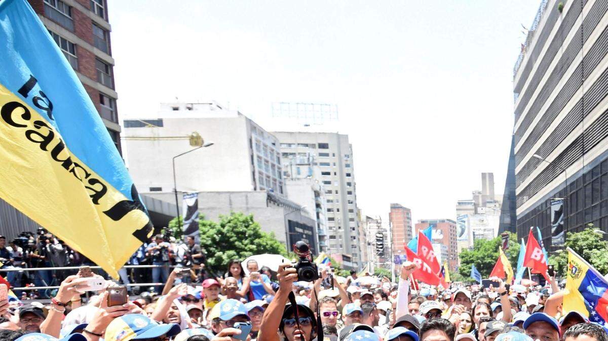 El líder de la oposición, Henrique Capriles (C), es visto durante una manifestación contra el gobierno de Nicolás Maduro al este de Caracas el 8 de abril de 2017.
