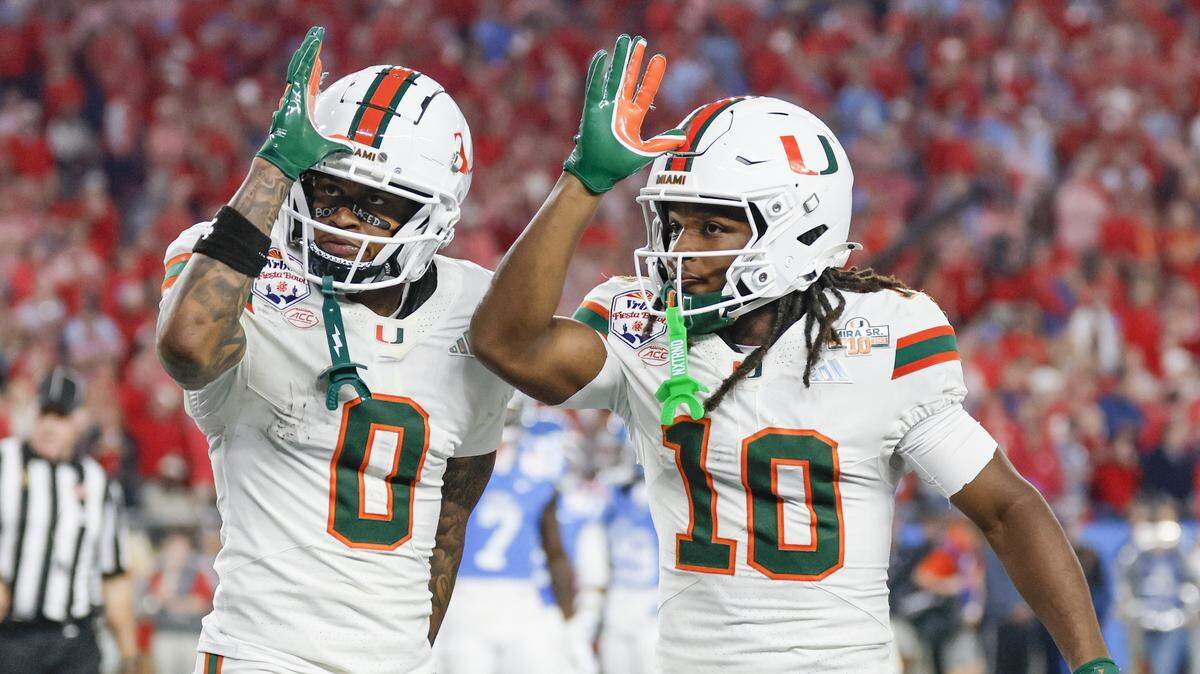 El wide receiver de los Huracanes de Miami Keelan Marion (izq.) celebra con Malachi Toney tras anotar un touchdown ante Ole Miss, en el partido de semifinal del football universitario efectuado el 8 de enero de 2026 en el State Farm Stadium en Glendale, Arizona.
