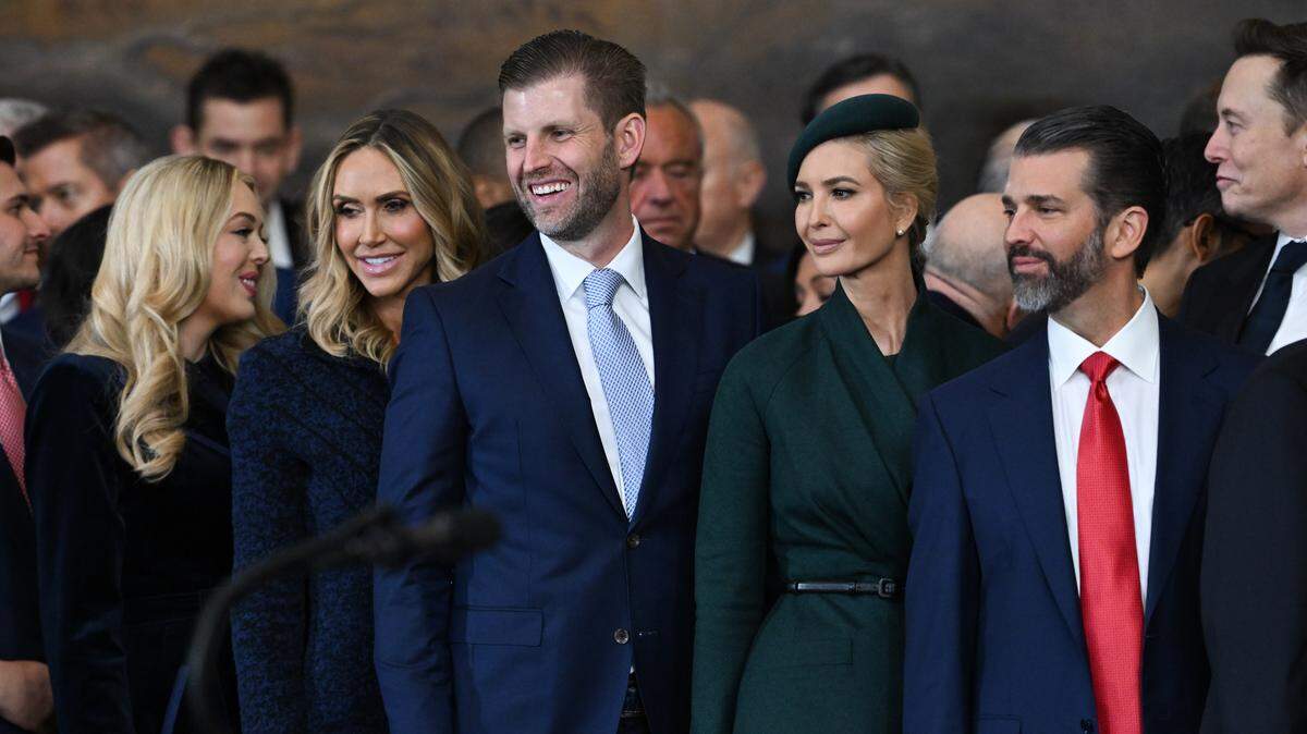 Miembros de la familia de Donald Trump asisten a la ceremonia de inauguracion presidencial, el 20 de enero de 2025, en Washington D.C. De izquierda a derecha: Tiffany Trump, Lara Trump (nuera), Eric Trump, Ivanka Trump y Donald Trump Jr.