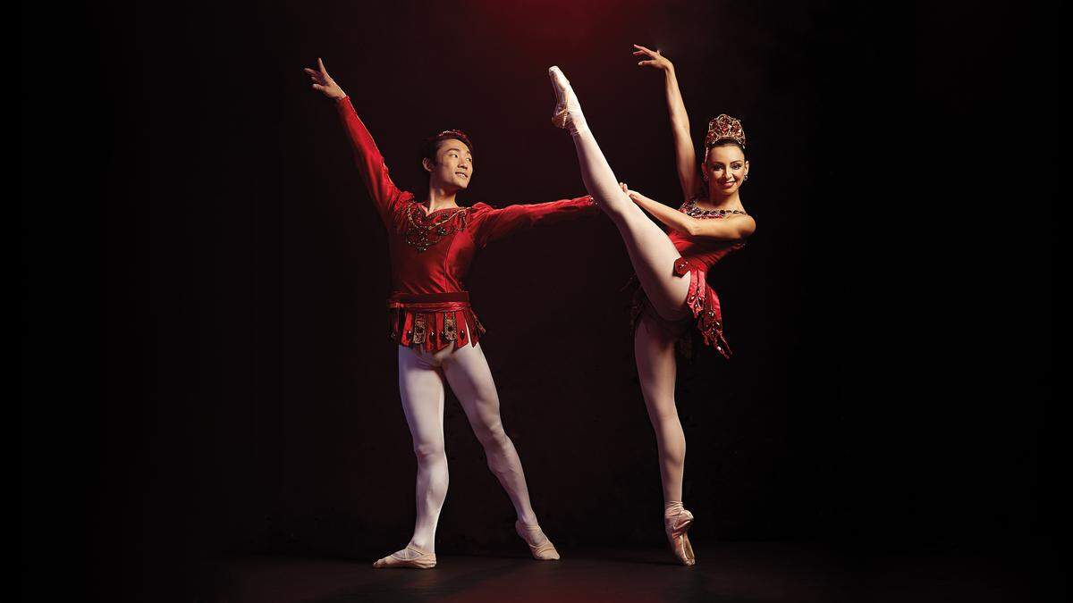 Nathalia Arja y Shimon Ito en “Jewels” de George Balanchine.