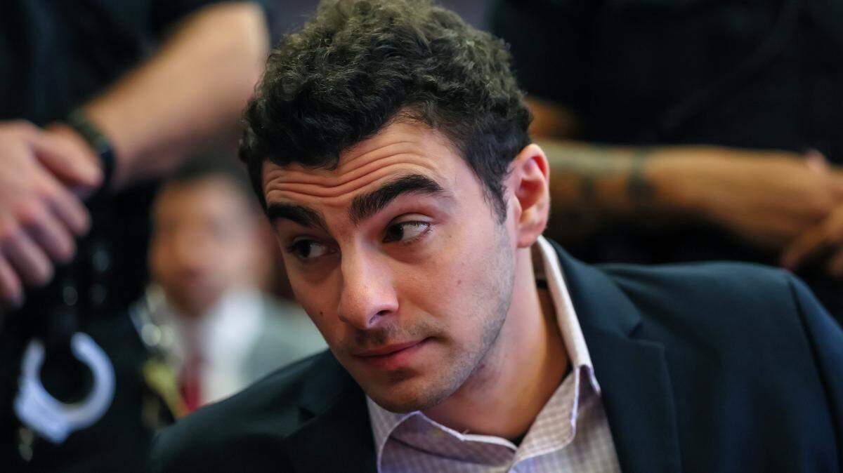 NEW YORK, NEW YORK - DECEMBER 02: Luigi Mangione appears for the second day of a suppression of evidence hearing in the killing of UnitedHealthcare CEO Brian Thompson on December 02, 2025 in New York City. Mangione's lawyers will argue to have the evidence thrown out because police officers allegedly did not read Mangione his Miranda rights and did not have a proper warrant when they searched his backpack at a Pennsylvania McDonald's last December. He is accused of fatally shooting UnitedHealthcare CEO Brian Thompson and faces state and federal murder charges. (Photo by Michael M. Santiago/Getty Images)