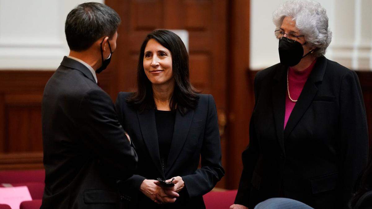 Patricia Guerrero, centro, habla con los jueces de la Corte Suprema de California Goodwin Liu (izquierda) y Carol Cornigan antes de su audiencia de confirmación en la Comisión de Designaciones Judiciales, el martes 22 de marzo de 2022 en San Francisco.