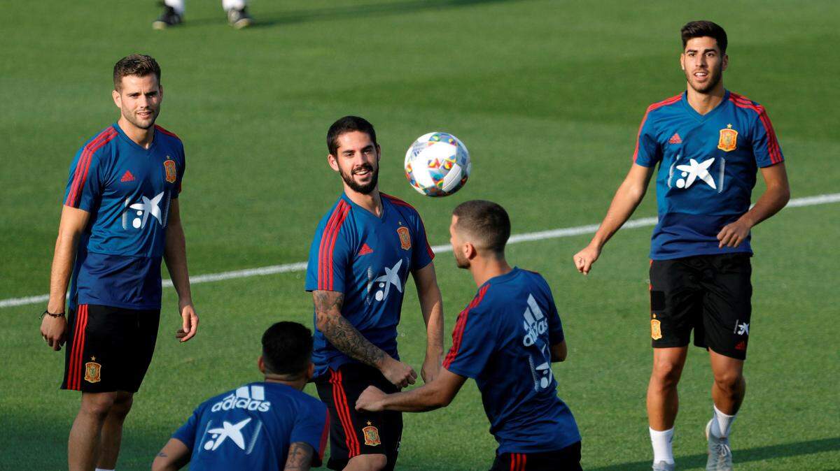 Isco (centro) participa en un entrenamiento con la selección española, el 6 de septiembre de 2018 en Madrid.