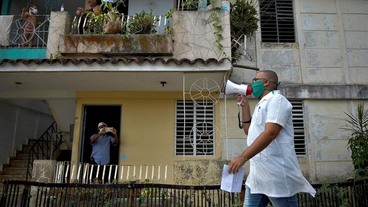 A Cuban doctor gives instructions of preventive measures against the novel coronavirus, COVID-19, in Zaragoza, Mayabeque province, Cuba, on April 28, 2020.
