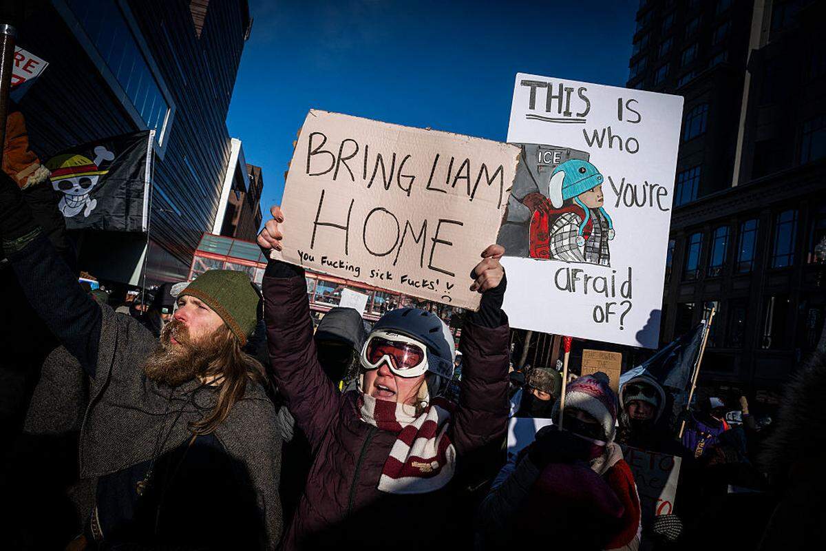 Miles de personas protestan para exigir la liberación de Liam Conejo Ramos, el niño de 5 años detenido por ICE, durante una protesta en Minneapolis, Minnesota, el 23 de enero de 2026. Los dos carteles dicen “Traigan a Liam de vuelta a casa” (centro), y “¿Este es el niño al que le tienen miedo?”.