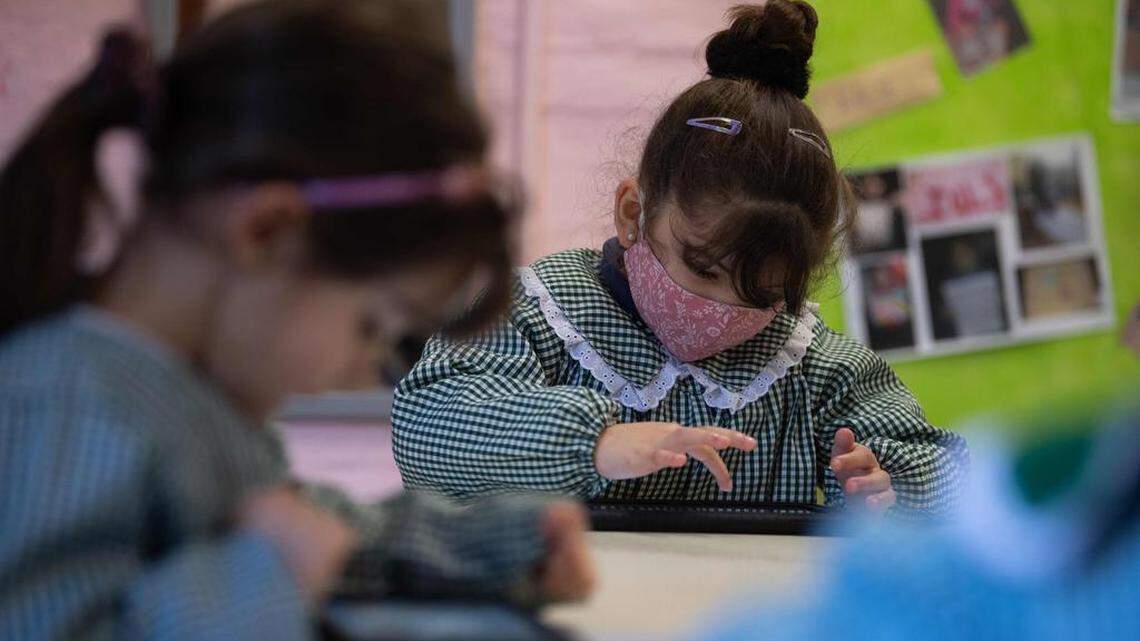 Niños en edad preescolar usan sus “tabletas Ceibalita” durante una clase en una escuela pública de Montevideo, en medio de la pandemia del nuevo coronavirus COVID-19, el 11 de agosto de 2020.