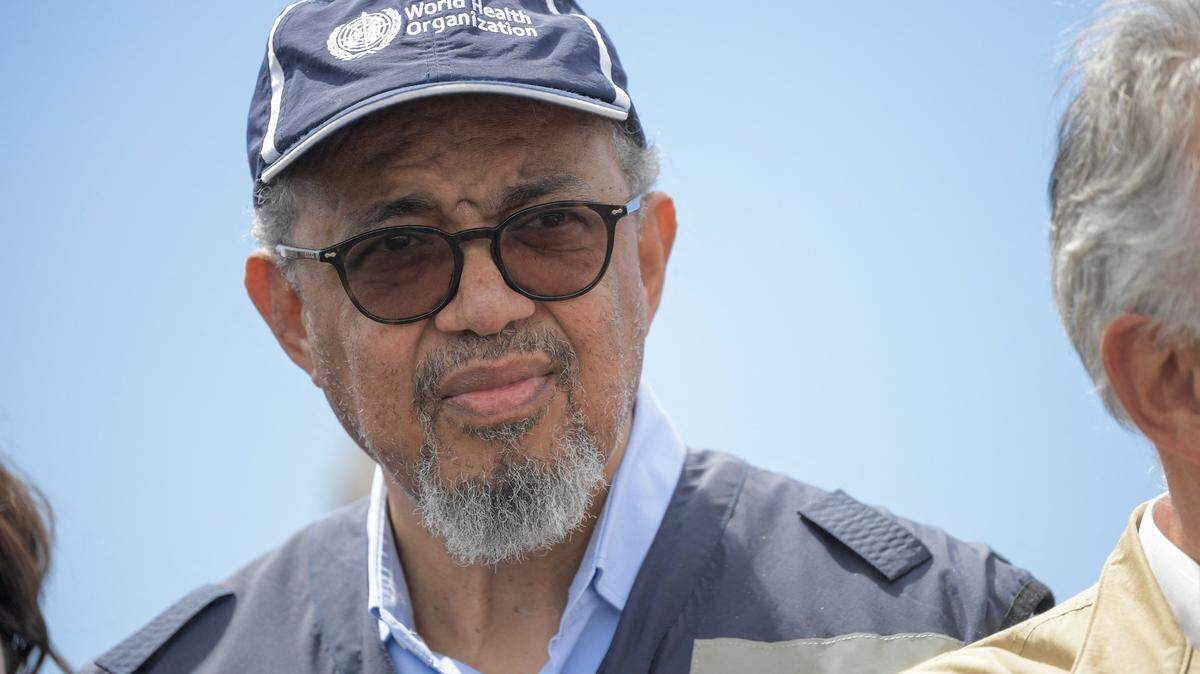 El director general de la Organización Mundial de la Salud (OMS), Tedros Adhanom Ghebreyesus, observa mientras se llevaban a cabo las evacuaciones del crucero con bandera neerlandesa MV Hondius, afectado por un brote de hantavirus, en el puerto industrial de Granadilla de Abona, en la isla de Tenerife, en las Islas Canarias de España, el 10 de mayo de 2026.