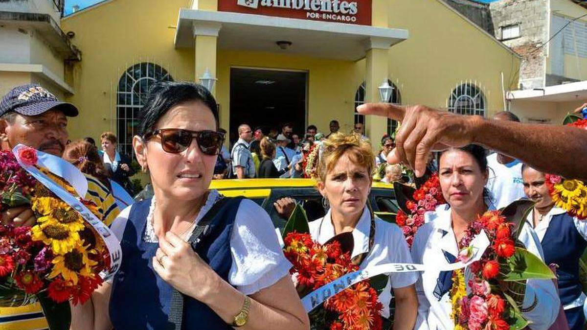 Vista de las honras fúnebres de Jorgelino Ortíz Cruz, director en Holguín de la Empresa Cubana de Navegación Aérea, efectuada en la tienda Ambientes del Fondo Cubano de Bienes Culturales (FCBC), uno de los espacios habilitados, fuera de la funeraria Los Álamos, el martes, 22 de mayo de 2018, en la ciudad de Holguín, ante la elevada concurrencia de personas que rinden honor a las víctimas del accidente aéreo del viernes último en La Habana (Cuba).