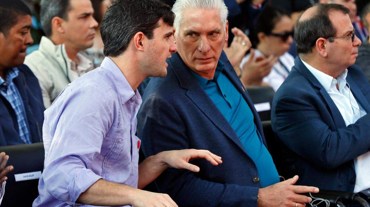 El presidente de Cuba, Miguel Díaz-Canel (C), escucha al coordinador general de Progressive International, David Adler, durante un evento en el Instituto Cubano de Amistad con los Pueblos (ICAP) en La Habana, el 21 de marzo de 2026.