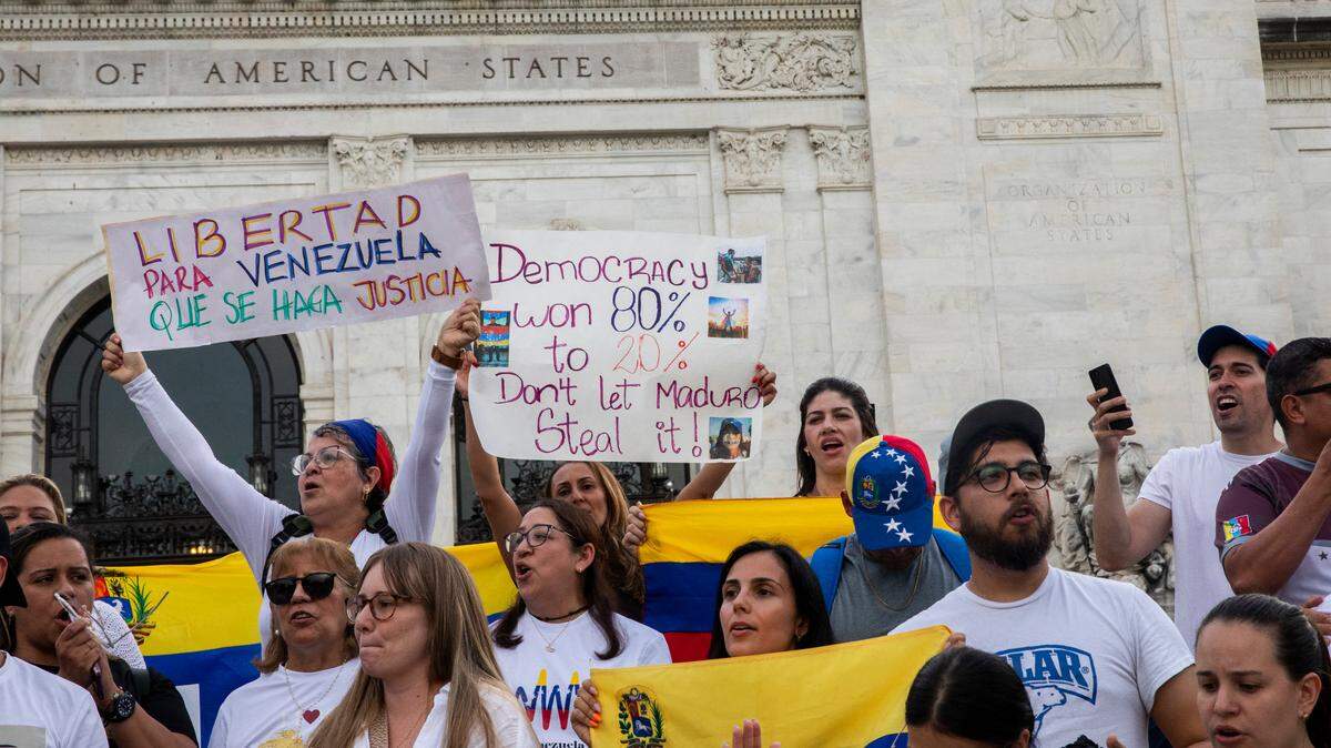 Decenas de personas de la comunidad venezolana en Estados Unidos protestan contra la cuestionada reelección del gobernante Nicolás Maduro, el martes 30 de julio de 2024, en Washington, D.C. Una de las pancartas dice “La democracia ganó 80% a 20%. No dejen que Maduro se la robe”.
