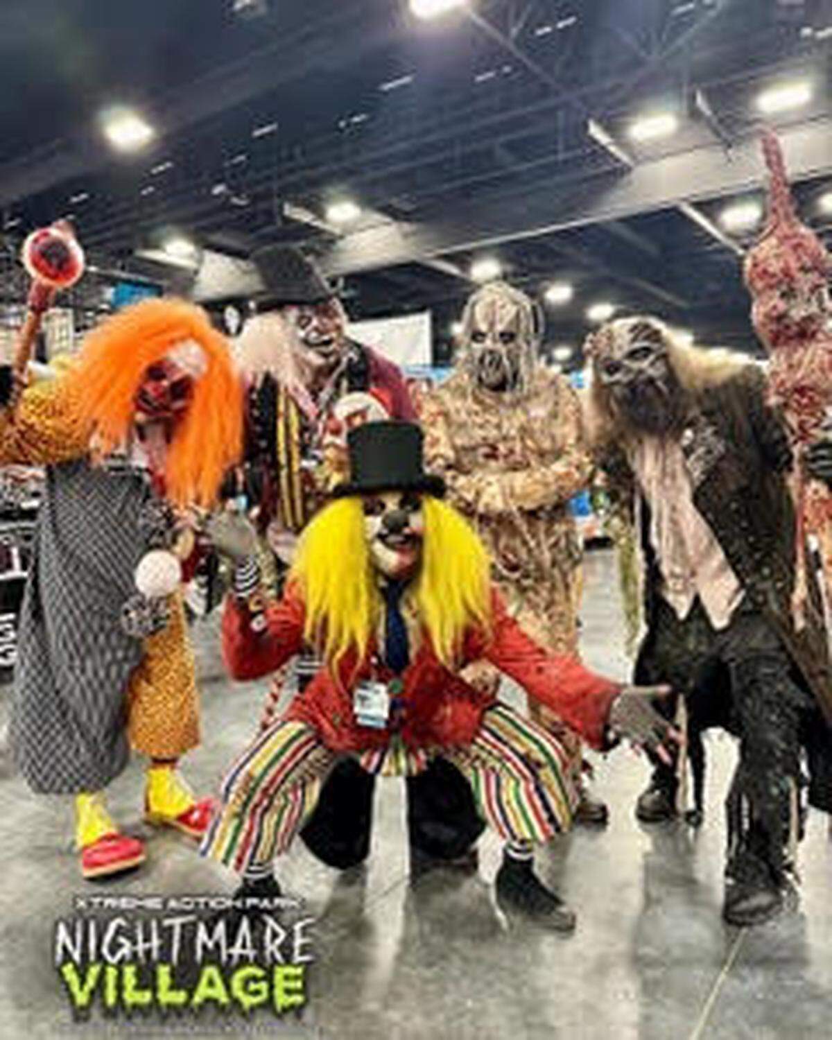 Enfréntate con espeluznantes criminales, reclusos y asesinos radiactivos mientras exploras dos casas encantadas en Nightmare Village.