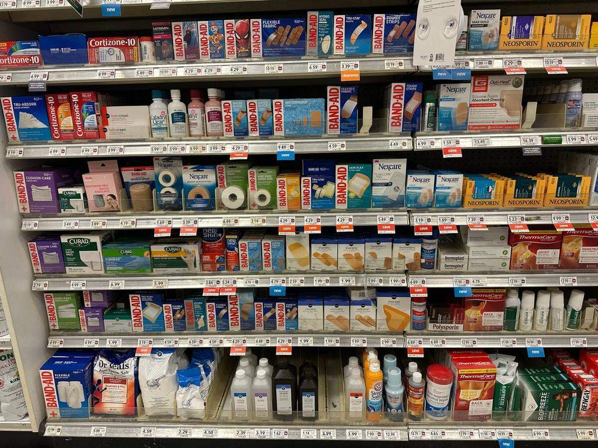 Estantes de vendas y suministros de primeros auxilios en un Publix en Palms, Town and Country Mall, el 19 de mayo de 2025. 