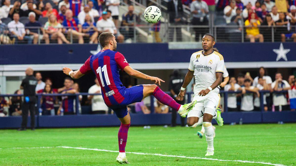 El jugador de Barcelona Ferrán Torres golpea la pelota ante la marca de David Alaba, del Real Madrid, en el partido celebrado el 29 de julio de 2023 en Arlington, Texas. 