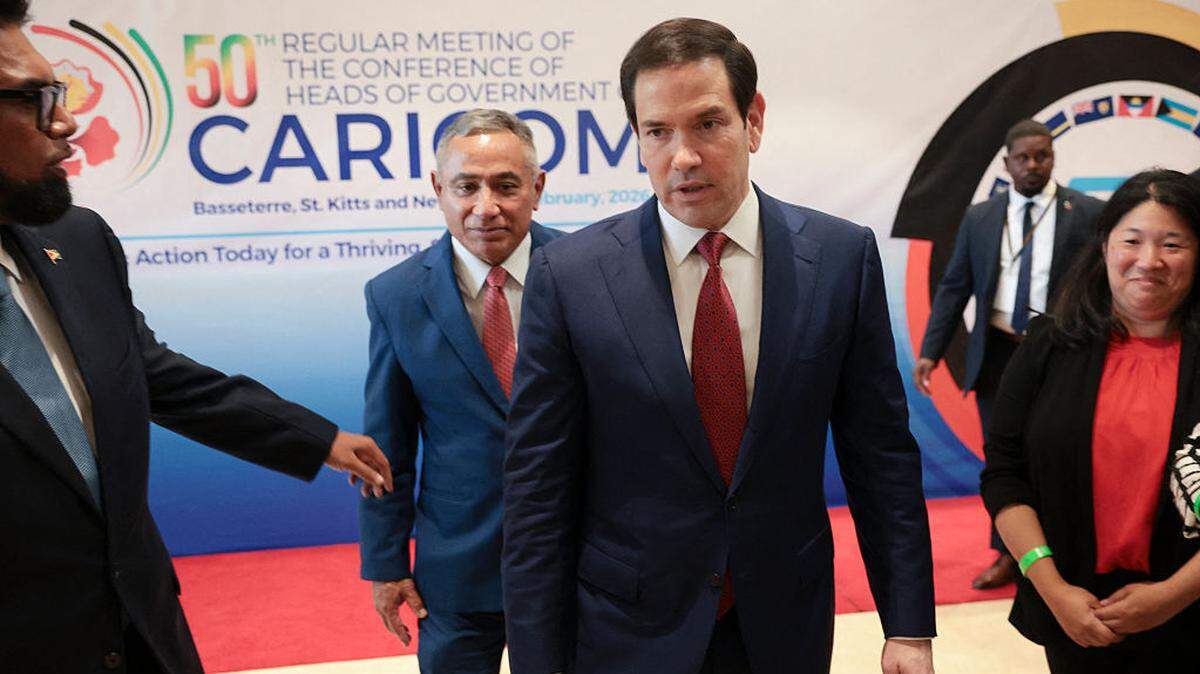 El secretario de Estado de Estados Unidos, Marco Rubio, camina después de posar para una foto en grupo con los jefes de gobierno y líderes de la Comunidad del Caribe (CARICOM) en Saint Kitts y Nevis, el miércoles 25 de febrero de 2026.