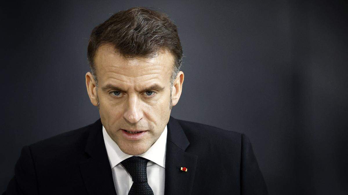 El presidente de Francia, Emmanuel Macron, pronuncia un discurso junto al submarino balístico nuclear (SSBN) “Le Temeraire” – S617 durante su visita a la Base Naval de Submarinos Nucleares de Île Longue en Crozon, noroeste de Francia, el 2 de marzo de 2026.