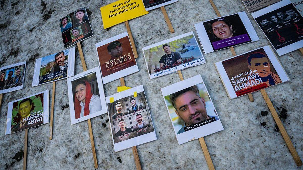 Carteles con retratos de iraníes ejecutados por el régimen iraní se colocan sobre la acera cubierta de nieve durante una manifestación en Berlín, Alemania, el 10 de enero de 2026, en apoyo a las protestas en Irán. Grupos de derechos humanos expresaron su alarma ante la intensificación de la represión por parte de las autoridades iraníes, aprovechando un bloqueo de internet, contra las mayores manifestaciones en la república islámica en más de tres años, tras otra noche de protestas masivas. Las dos semanas de protestas han supuesto uno de los mayores desafíos para las autoridades teocráticas que gobiernan Irán desde la revolución islámica de 1979, aunque el líder supremo, el ayatolá Ali Khamenei, ha mostrado una actitud desafiante y ha culpado a Estados Unidos.
