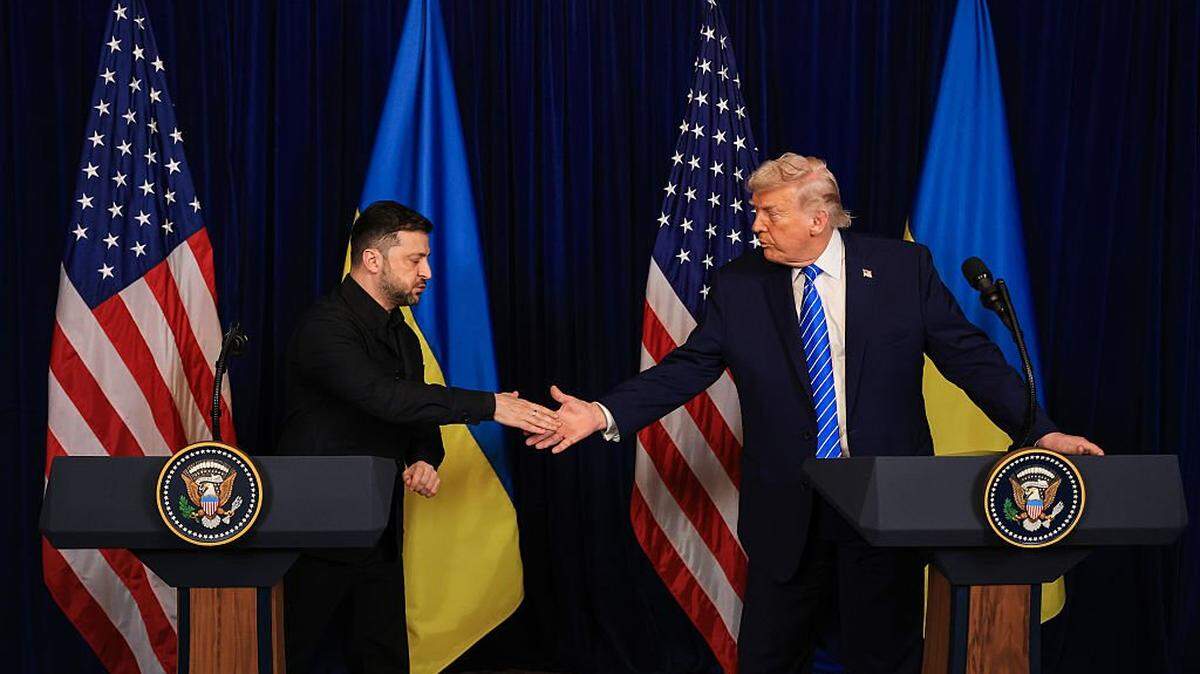 PALM BEACH, FLORIDA - DECEMBER 28: U.S. President Donald Trump and Ukrainian President Volodymyr Zelensky hold a press conference following their meeting at Trump's Mar-a-Lago club on December 28, 2025 in Palm Beach, Florida. Trump invited Zelensky to his private club to work on the U.S. proposed peace plan to end the war in Ukraine as the conflict approaches four years since the sudden full-scale invasion by Russia on February 24, 2022. (Photo by Joe Raedle/Getty Images)