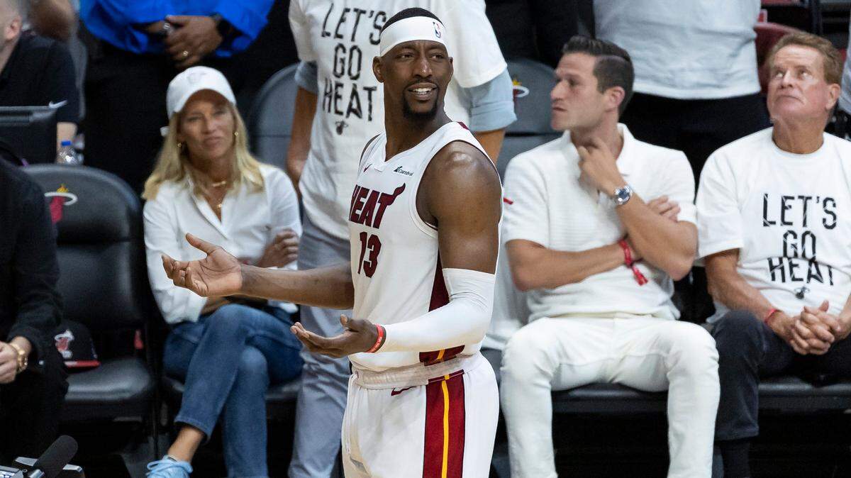 El pívot del Miami Heat, Bam Adebayo (13), reacciona después de cometer una falta contra el delantero de los Boston Celtics, Jayson Tatum (0), en la segunda mitad del Juego 4 de una serie de playoffs de primera ronda de la NBA en el Kaseya Center el lunes 29 de abril de 2024 en Miami. Florida.