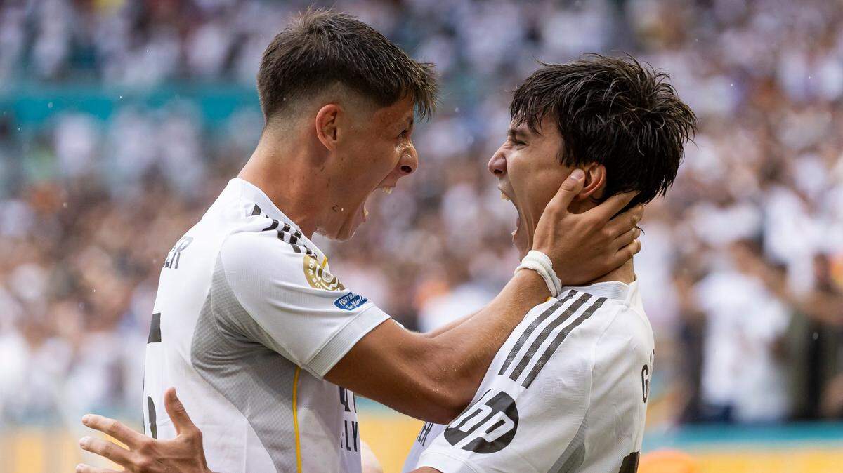 El delantero del Real Madrid Gonzalo García (der.) celebra con su compañero de equipo Arda Guler tras anotar el gol del triunfo de su equipo ante Juventus, en el partido de octavos de final del Mundial de Clubes celebrado el 1ro de julio de 2025 en el Hard Rock Stadium en Miami Gardens, Florida.
