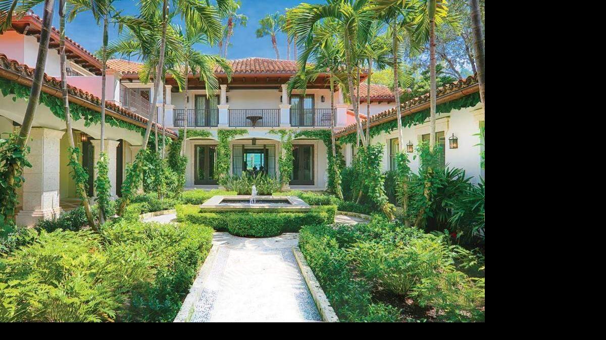 La suntuosa casa de nueve dormitorios, construída al estilo mediterráneo, se levanta en un área de 1.1 hectáreas en 6385 Pine Tree Drive Circle. Coldwell Banker