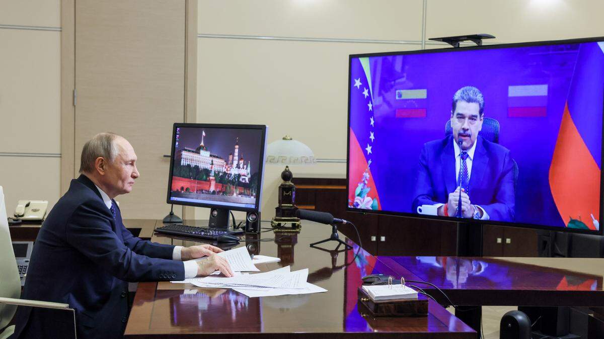 El presidente de Rusia, Vladímir Putin (I), en la residencia de Novo-Ogariovo durante una conversación por videoconferencia con el presidente de Venezuela, Nicolás Maduro el 14 de marzo de 2025.