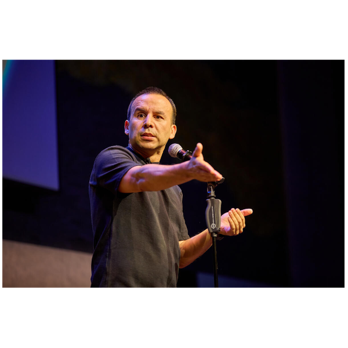 Comedia de Pedro Gonzales en Live Miami en el Sandrell Rivers Theater.