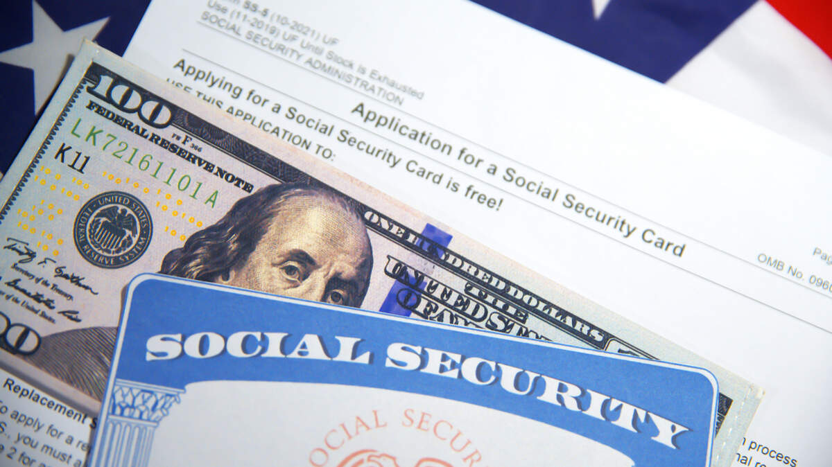 La Administración del Seguro Social reforzó el método de verificación de identidad, exigiendo a las personas que no tienen cuenta en línea con el SSA que se presenten en una de sus oficinas cuando solicitan beneficios o cambios en el depósito directo.