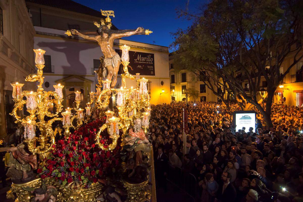 El Cristo de la Expiración de la Hermandad del Museo a la salida de su templo.