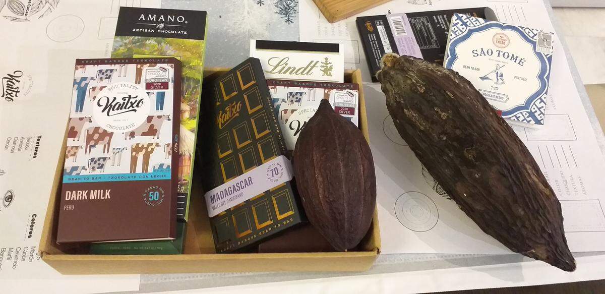 Para que huela y sepa a chocolate es imprescindible una buena fermentación, preferiblemente en cajas de madera y durante días, bajo el control de ingenieros alimentarios. 