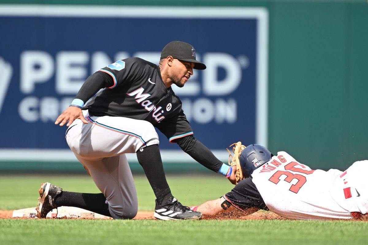 El jugador de los Marlins de Miami Otto López pone out al jardinero de los Nacionaes Jacob Young, en el partido celebrado el 15 de septiembre de 2024 en Washington.