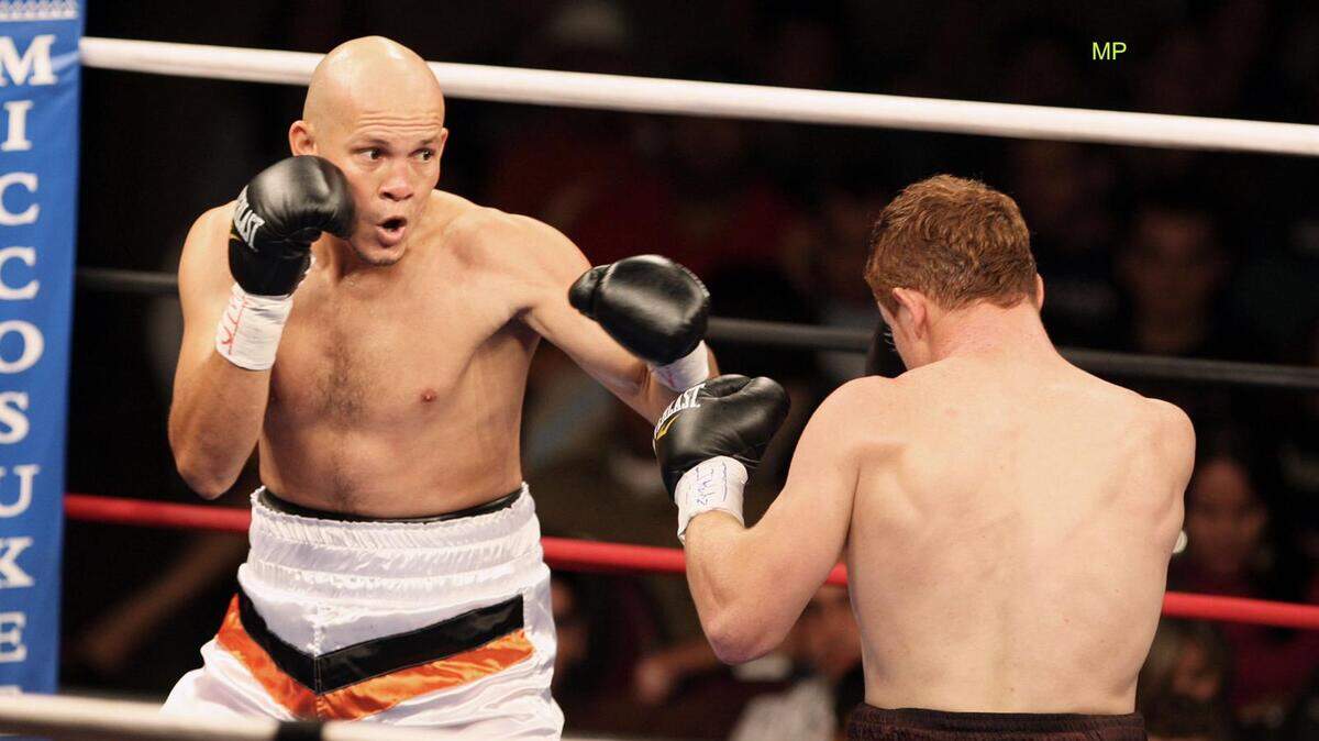 El colombiano Raúl Pinzón (izq.) en su pelea con el mexicano Saúl ‘Canelo’ Álvarez el 5 de diciembre de 2008 en Miami.