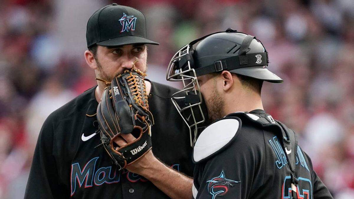 Zach Thompson conversa con Alex Jackson en un momento del juego del sabado contra los Rojos.