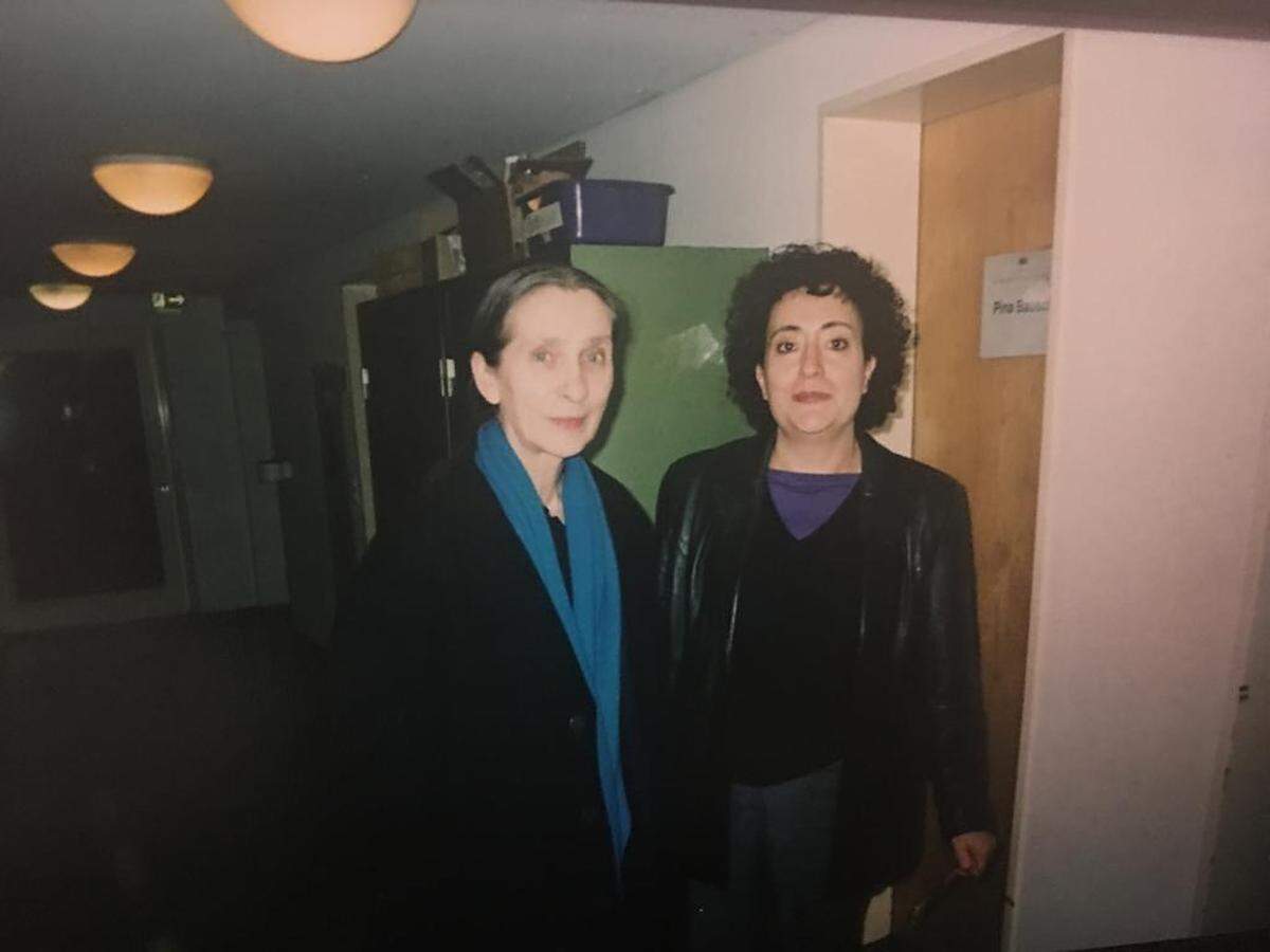 Con Pina Bausch, en Ludwigshafen, Alemania (2003), al finalizar una presentación de su coreografía “Masurca Fogo”. 