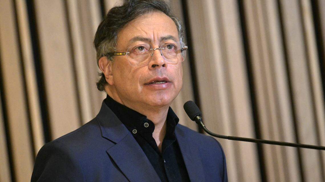 El presidente colombiano Gustavo Petro habla durante una reunión con miembros de la diáspora colombiana en la Biblioteca Conmemorativa Martin Luther King Jr. en Washington, DC, el 5 de febrero de 2026.