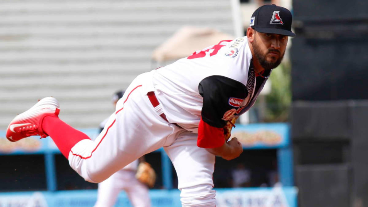 El cubano Yoanner Negrín cubrió seis innings sin permitir carreras y su compatriota Henry Urrutia disparó un grand slam para llevar a los Cardenales de Lara a la victoria 8-2 sobre los Tiburones de La Guaira, el domingo 12 de noviembre del 2017 en la liga venezolana.