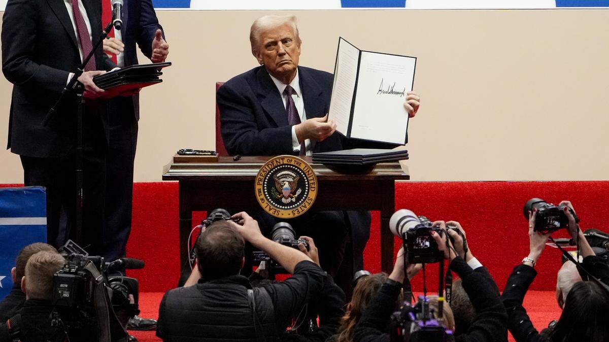 El presidente Donald Trump firma varias órdenes ejecutivas el lunes, 20 de enero de 2025, en Capital One Arena en Washington, D.C.