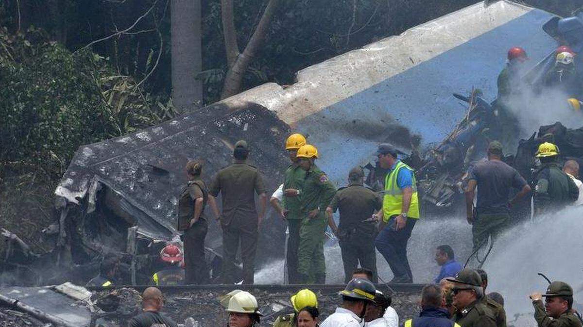 Personal de emergencia trabaja en el sitio del accidente después de que un avión de Cubana de Aviación se estrelló después de despegar del aeropuerto José Martí de La Habana el 18 de mayo de 2018.