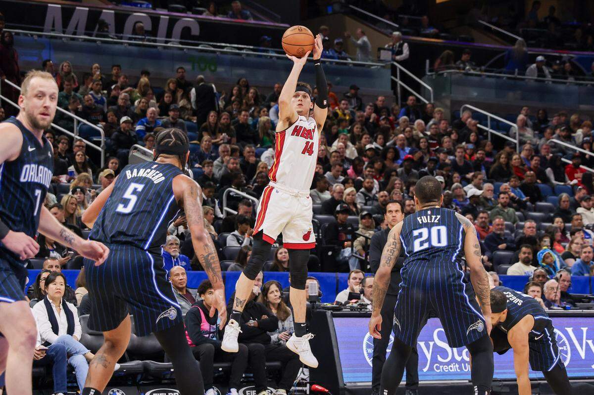 El jugador del Heat de Miami Tyler Herro tira al aro en el partido ante el Magic, celebrado el 21 de enero de 2024 en Orlando.