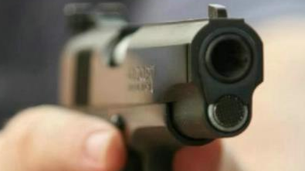 Un pelotero venezolano que llegó a ser firmado por los Medias Rojas de Boston fue detenido por presuntamente haber asesinado a tiros a su pareja, informó la Fiscalía.