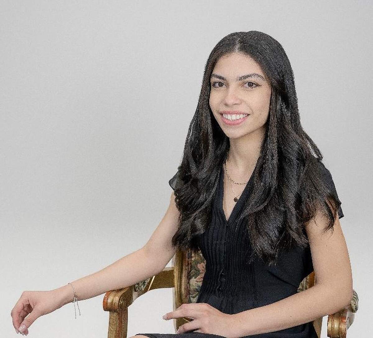 La joven Ariadna González encarna a Emmy, la hija de Nora. 
