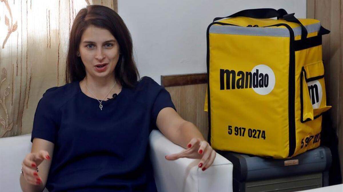 Marta Deus es la CEO de Mandao, la primera empresa de entregas de Cuba, que ha revolucionado el mercado con más de 150,000 usuarios de la aplicación en varias ciudades, incluyendo La Habana, Matanzas, Cienfuegos, Trinidad, Santa Clara, Artemisa y Holguín.