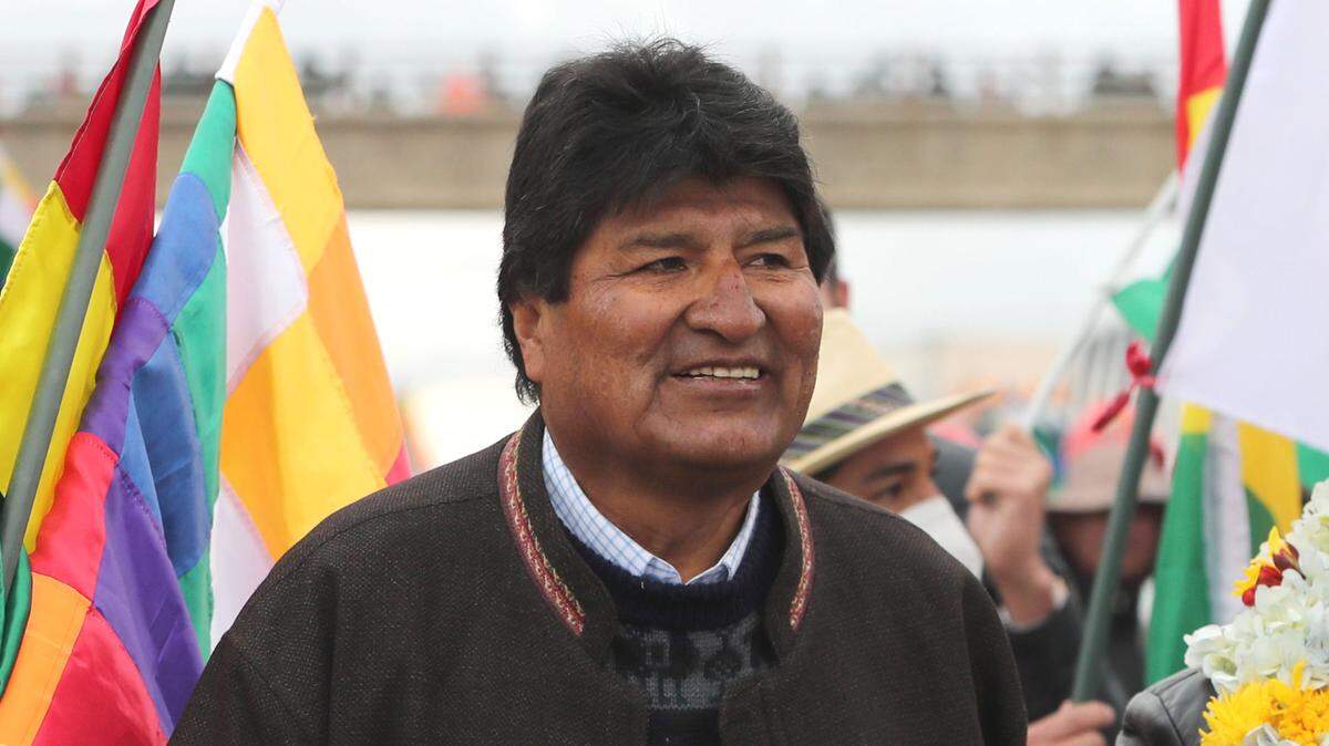 El expresidente de Bolivia, Evo Morales, participa en una marcha en la ciudad de El Alto, en esta foto de archivo del 29 de noviembre de 2021. Morales enfrenta varias acusaciones, entre ellas una de abuso sexual de una menor, y se especula que la fiscalía de Bolivia prepara una orden de arresto.
